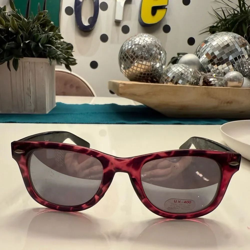 True Vintage 1970s / 1980s Cool-Ray Plum Tortoise Shell Wayfarer Sunglasses